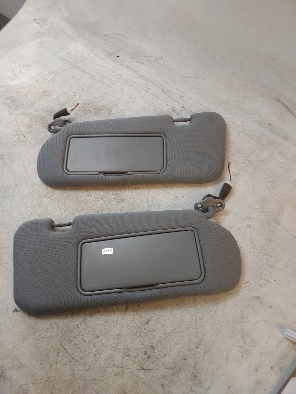 03-2009 Kia Sorento Driver & Passenger Side Sun Visor Pair Set Gray Lighted oem