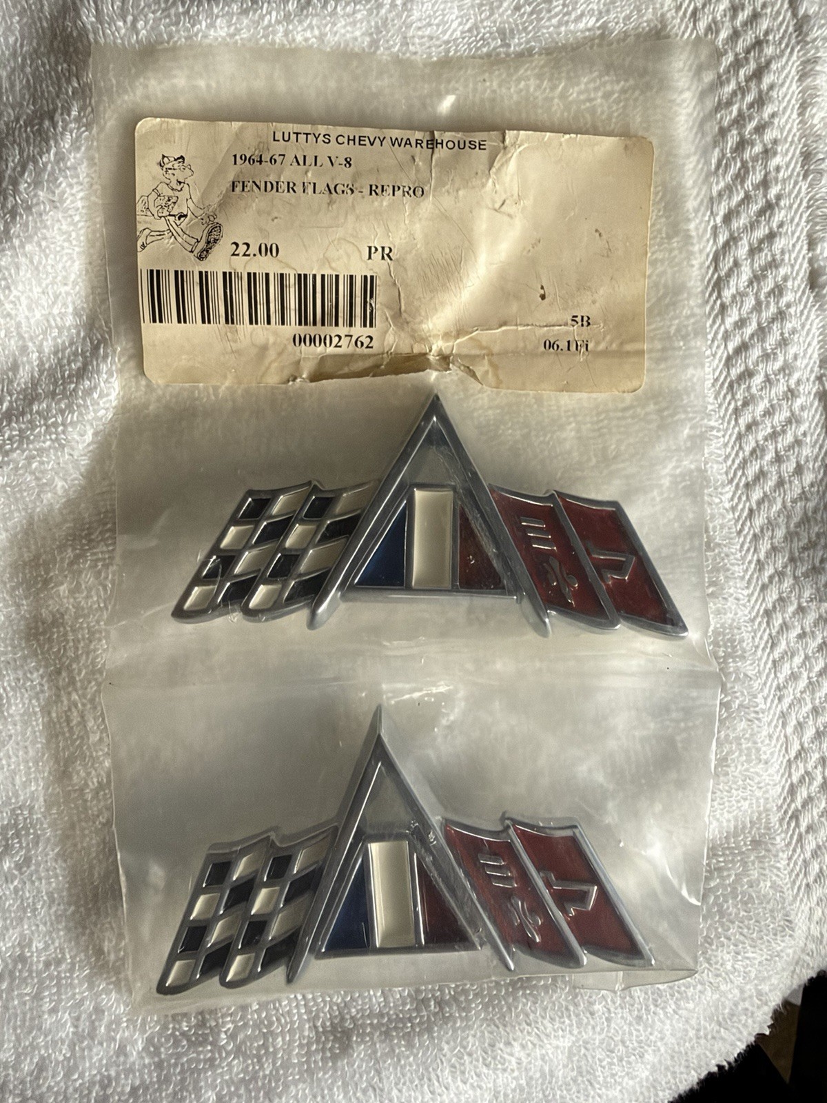 nos (2) Fender Flag Emblem 1964 - 1967 ALL V-8 nos (2) Fender Flag Emblem 1964 - 1967 ALL V-8