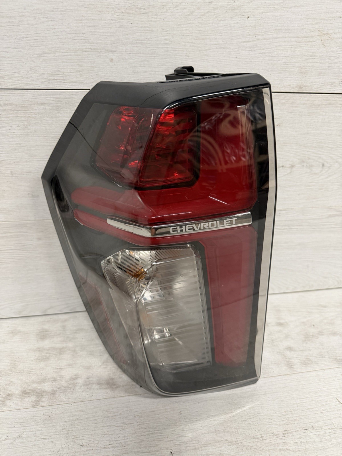 21-24 CHEVROLET SUBURBAN TAHOE OEM DRIVER LEFT QUARTER TAIL LIGHT LAMP 84849416
