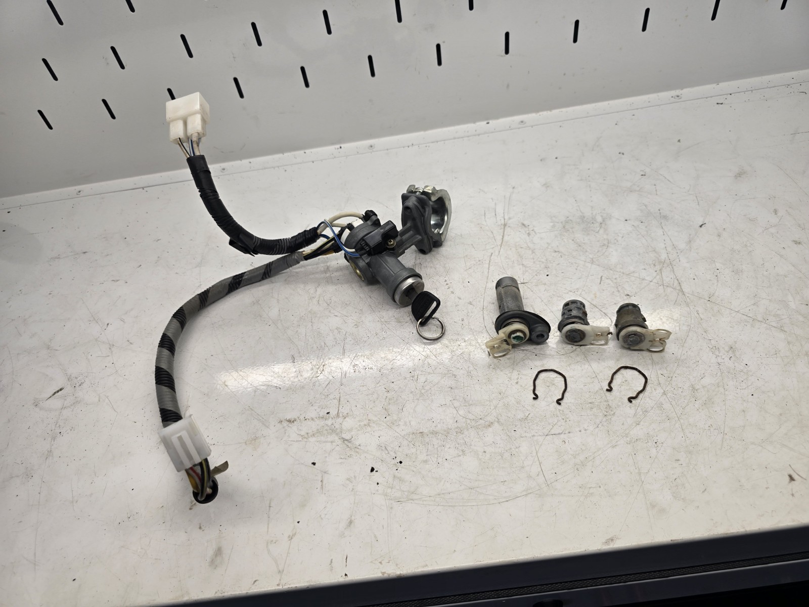 1988-1991 HONDA CRX IGNITION DOOR LOCKS AND HATCH CYLINDER SET MATCHED SAME KEY 1988-1991 HONDA CRX IGNITION DOOR LOCKS AND HATCH CYLINDER SET MATCHED SAME KEY