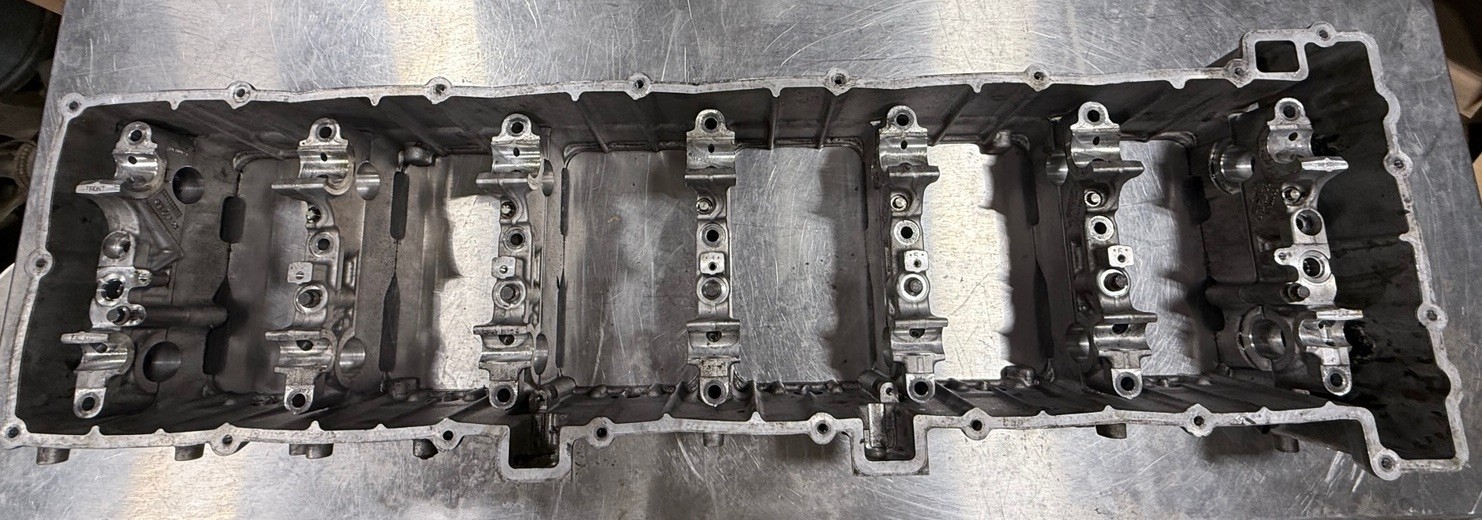 08-17 FREIGHTLINER CASCADIA 125 DD15 ENGINE ROCKER / CAMSHAFT BOX HOUSING OEM 08-17 FREIGHTLINER CASCADIA 125 DD15 ENGINE ROCKER / CAMSHAFT BOX HOUSING OEM