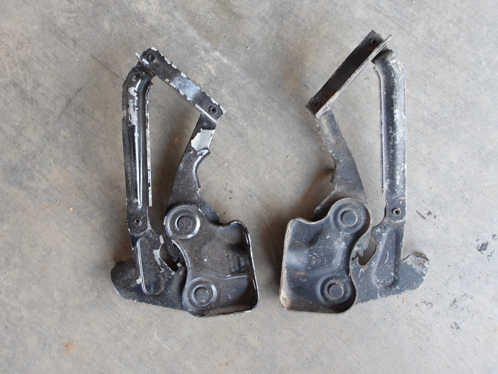 55 56 CHEVROLET BEL AIR PASSENGER CAR ORIGINAL GM LEFT AND RIGHT HOOD HINGE SET 55 56 CHEVROLET BEL AIR PASSENGER CAR ORIGINAL GM LEFT AND RIGHT HOOD HINGE SET