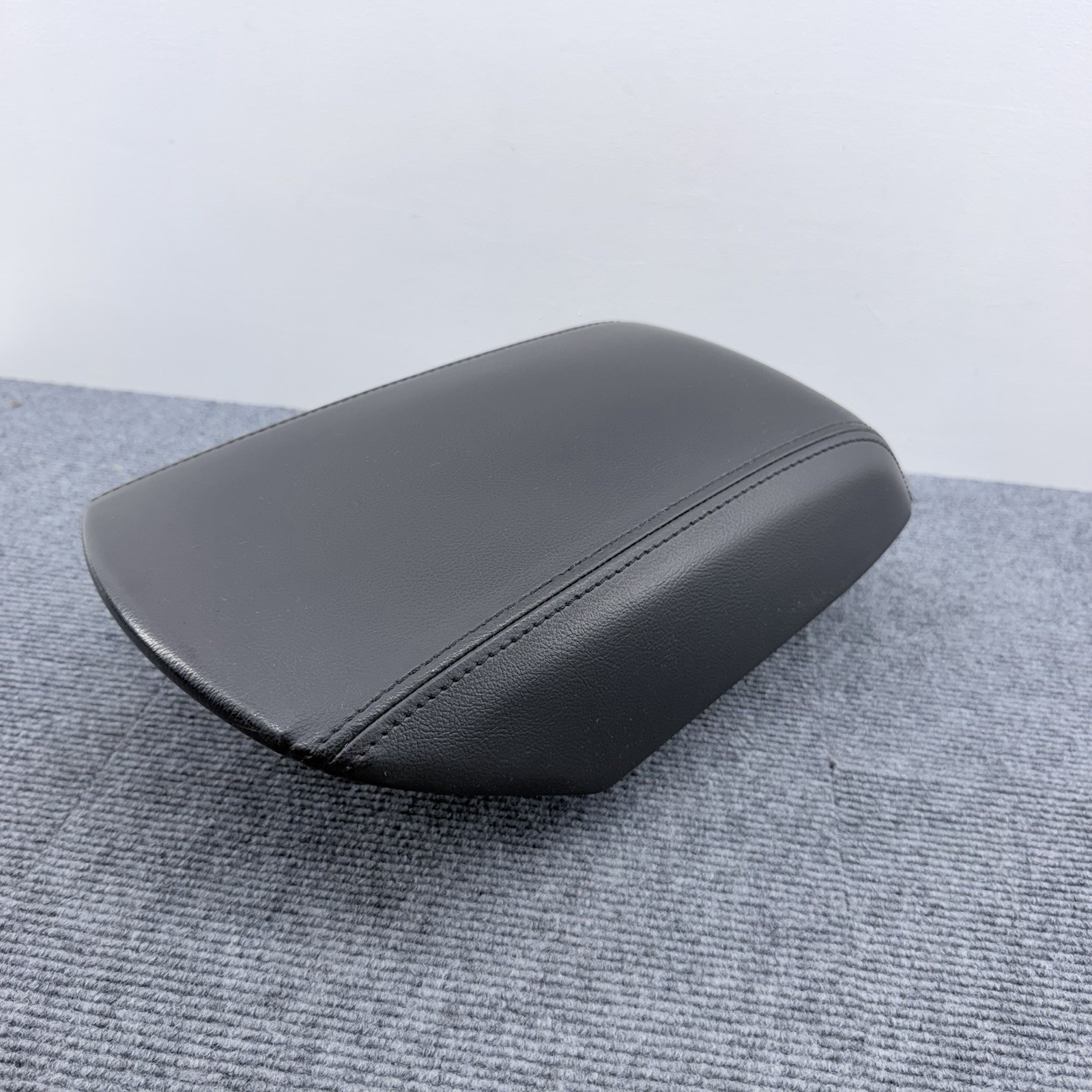 11-18 Ford Explorer Center Storage Console Lid Armrest Leather Black OEM 11-18 Ford Explorer Center Storage Console Lid Armrest Leather Black OEM