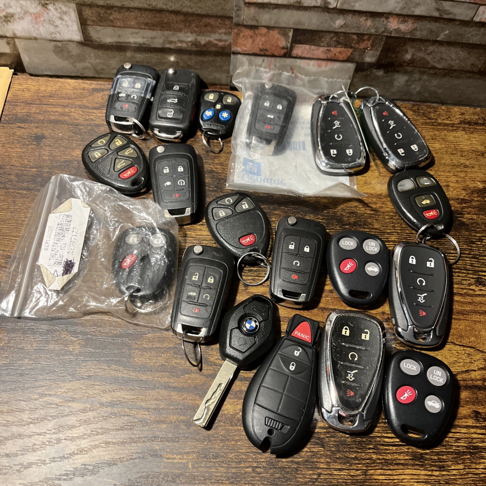 LOT OF USED MIXED CAR KEY FOB KEYLESS ENTRY 19 Total Mostly Gm Mixed 👀 LOT OF USED MIXED CAR KEY FOB KEYLESS ENTRY 19 Total Mostly Gm Mixed 👀