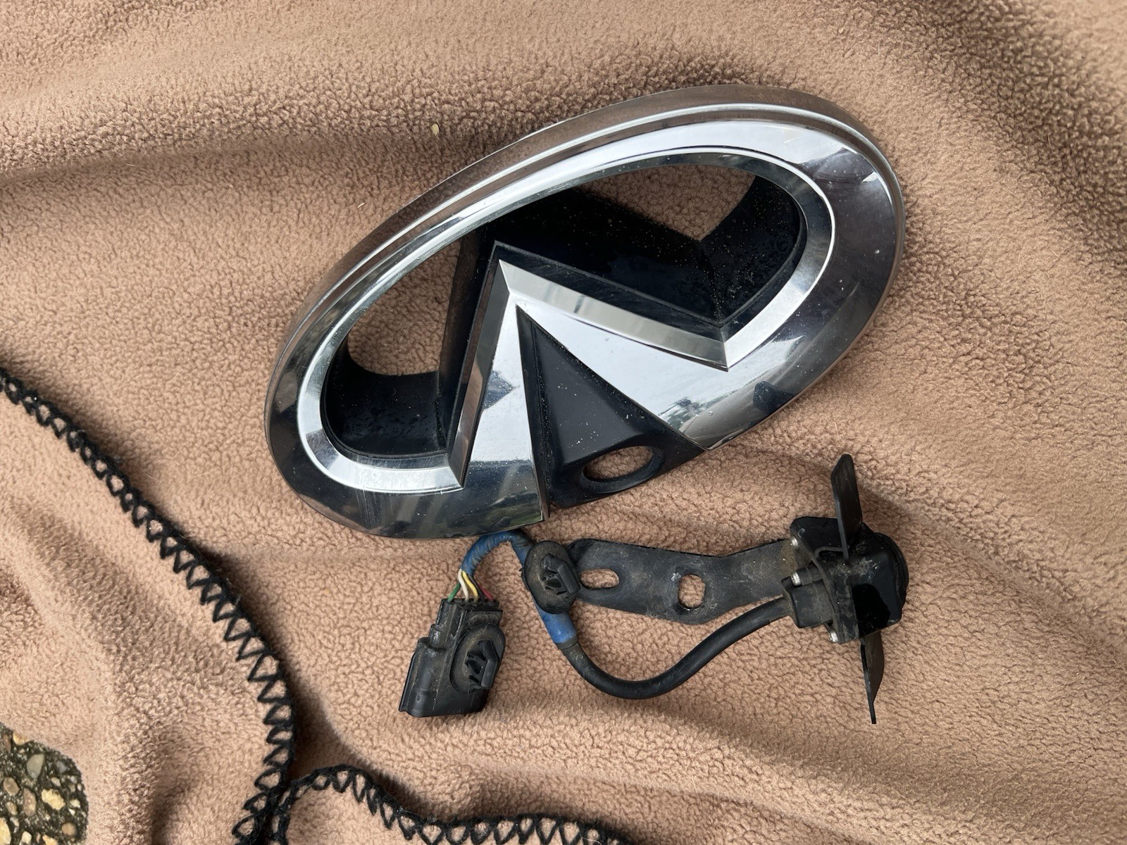 2014-2016 Infiniti QX60 Front Upper Grille Emblem Badge Camera OEM 2014-2016 Infiniti QX60 Front Upper Grille Emblem Badge Camera OEM