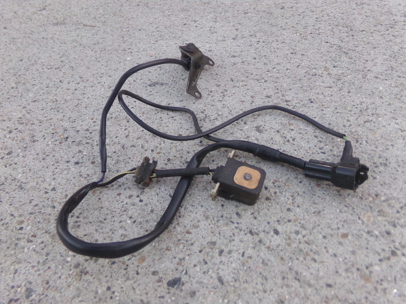 2006 KAWASAKI ZX-6R ZX636 OEM PICKUP COIL PULSER SENSOR FITS: 05-06 2006 KAWASAKI ZX-6R ZX636 OEM PICKUP COIL PULSER SENSOR FITS: 05-06
