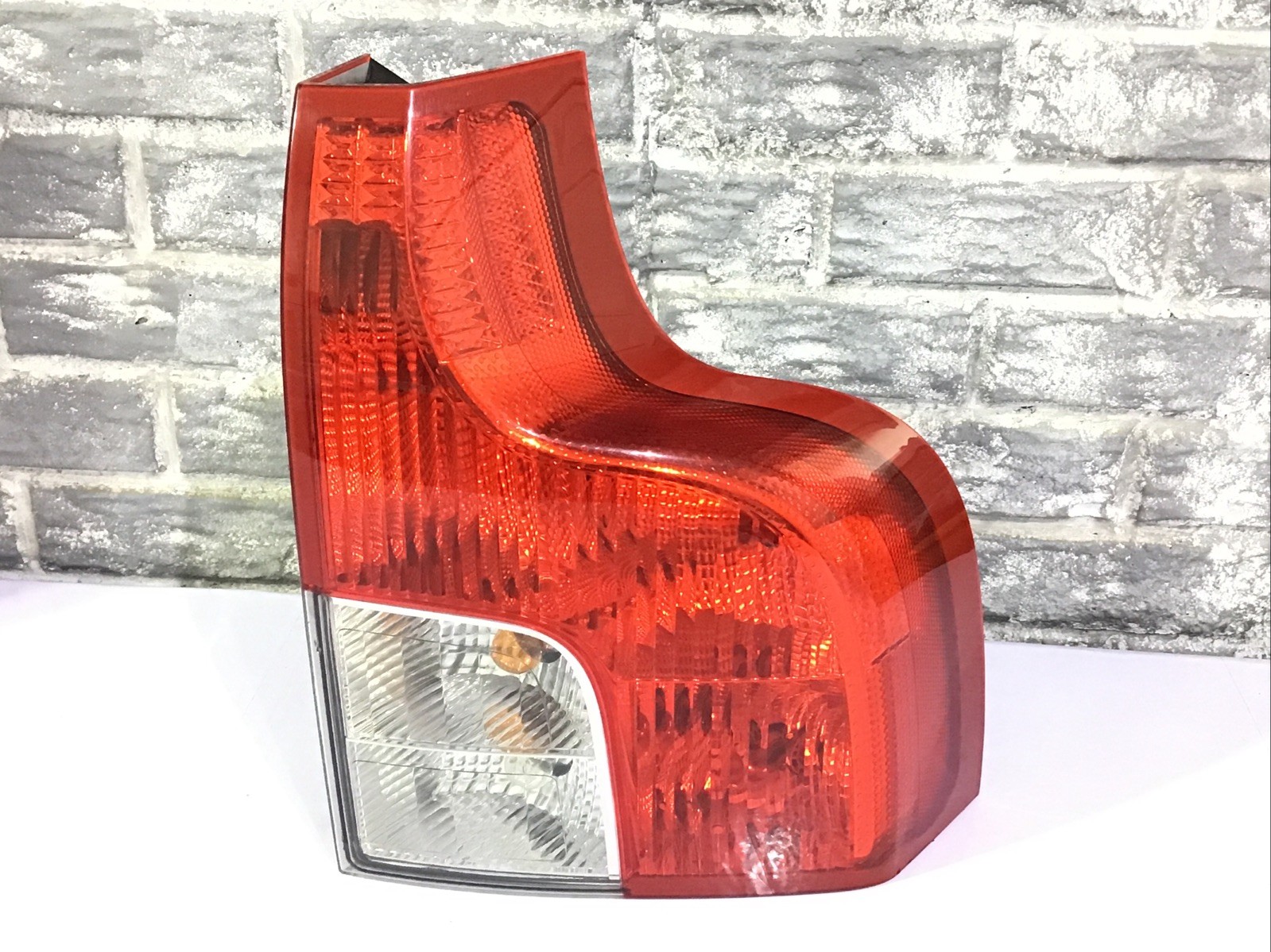 2007-2012 Volvo XC90 XC-90 Tail Light Right (passenger Side) OEM. 2007-2012 Volvo XC90 XC-90 Tail Light Right (passenger Side) OEM.