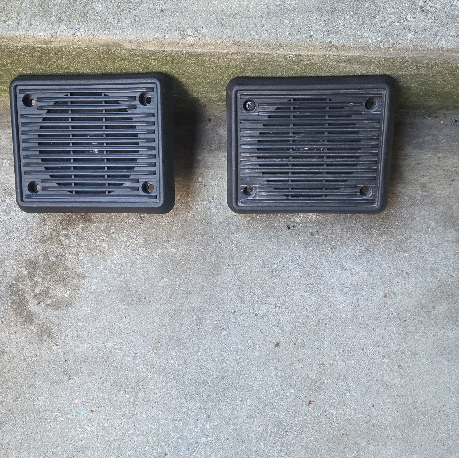 1979 Datsun 280ZX OEM Rear Speakers Pair Hitachi 5406341 4 Ohm S130 Grilles