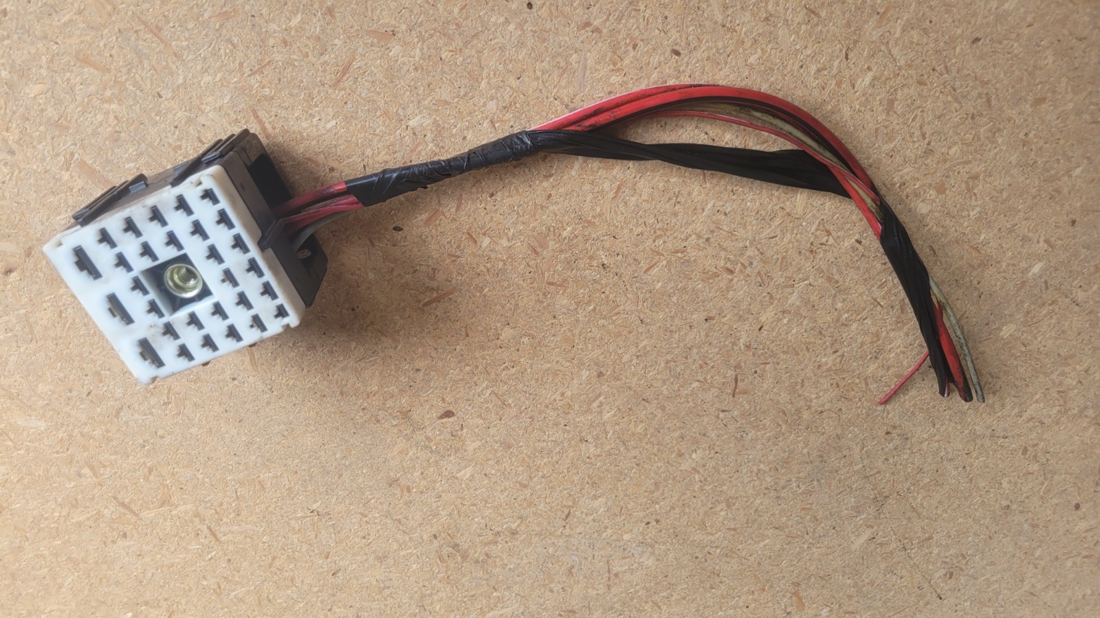 used GM Fuse Block Connector X2 - Black - Pigtail for 2008-09 Chevrolet Express