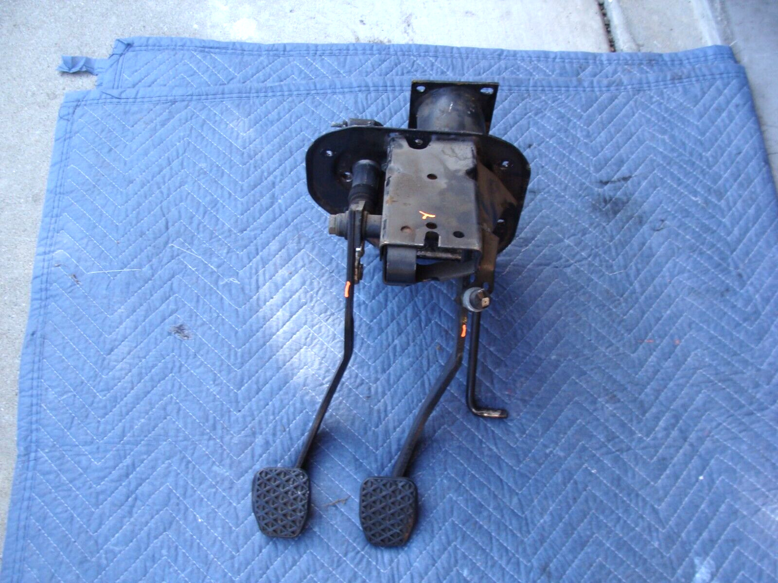 BMW E12 E24 Series 1 manual shift pedal box with PEDALS Good solid condition BMW E12 E24 Series 1 manual shift pedal box with PEDALS Good solid condition