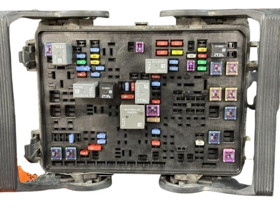 2014-2017 Chevy Silverado 1500 HD Engine Fuse Box Assembly  ID 84075773 OEM