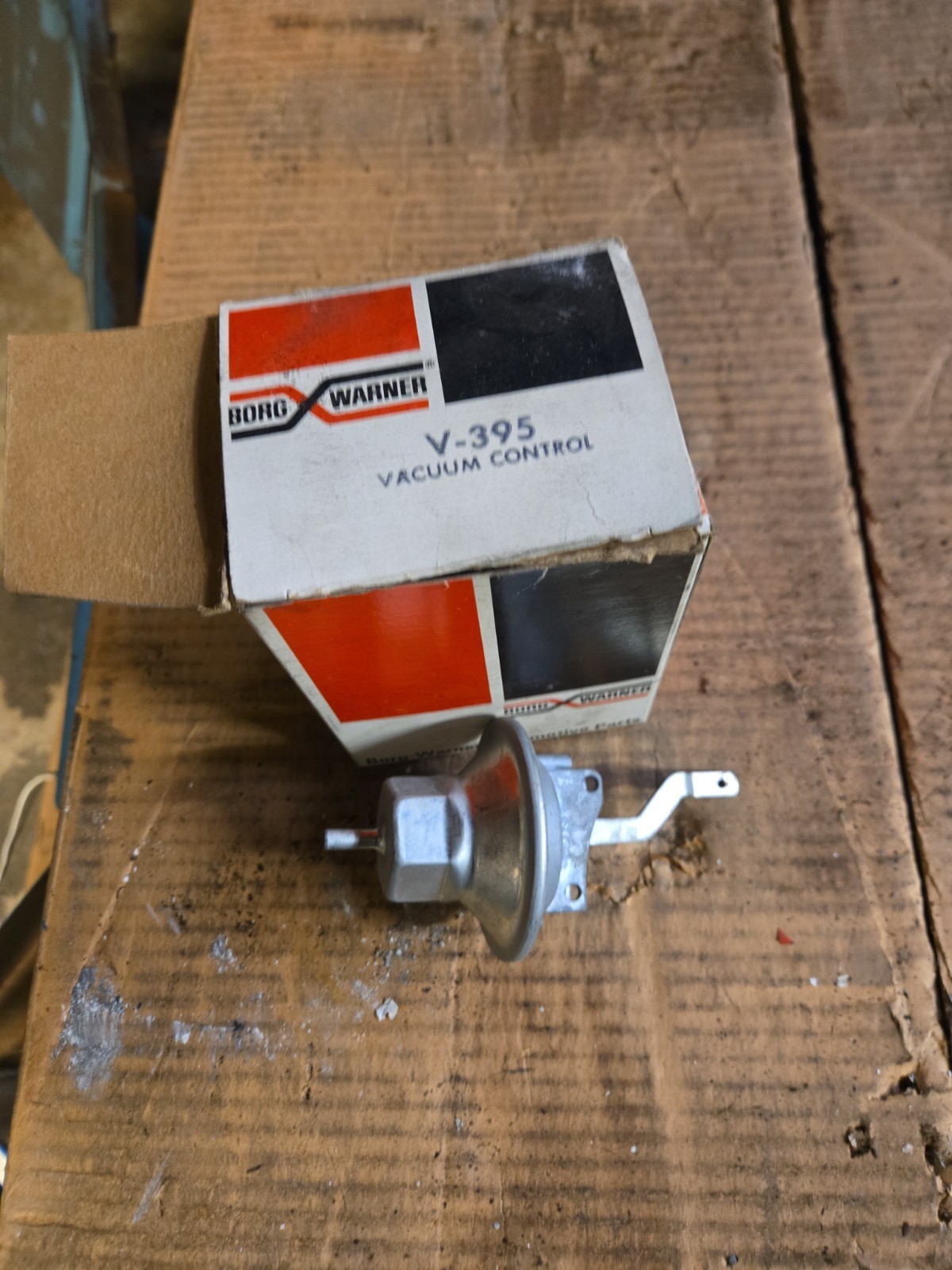DISTRIBUTOR VACUUM CONTROL - BORG WARNER V395 (Ford & Mercury) NEW IN BOX DISTRIBUTOR VACUUM CONTROL - BORG WARNER V395 (Ford & Mercury) NEW IN BOX