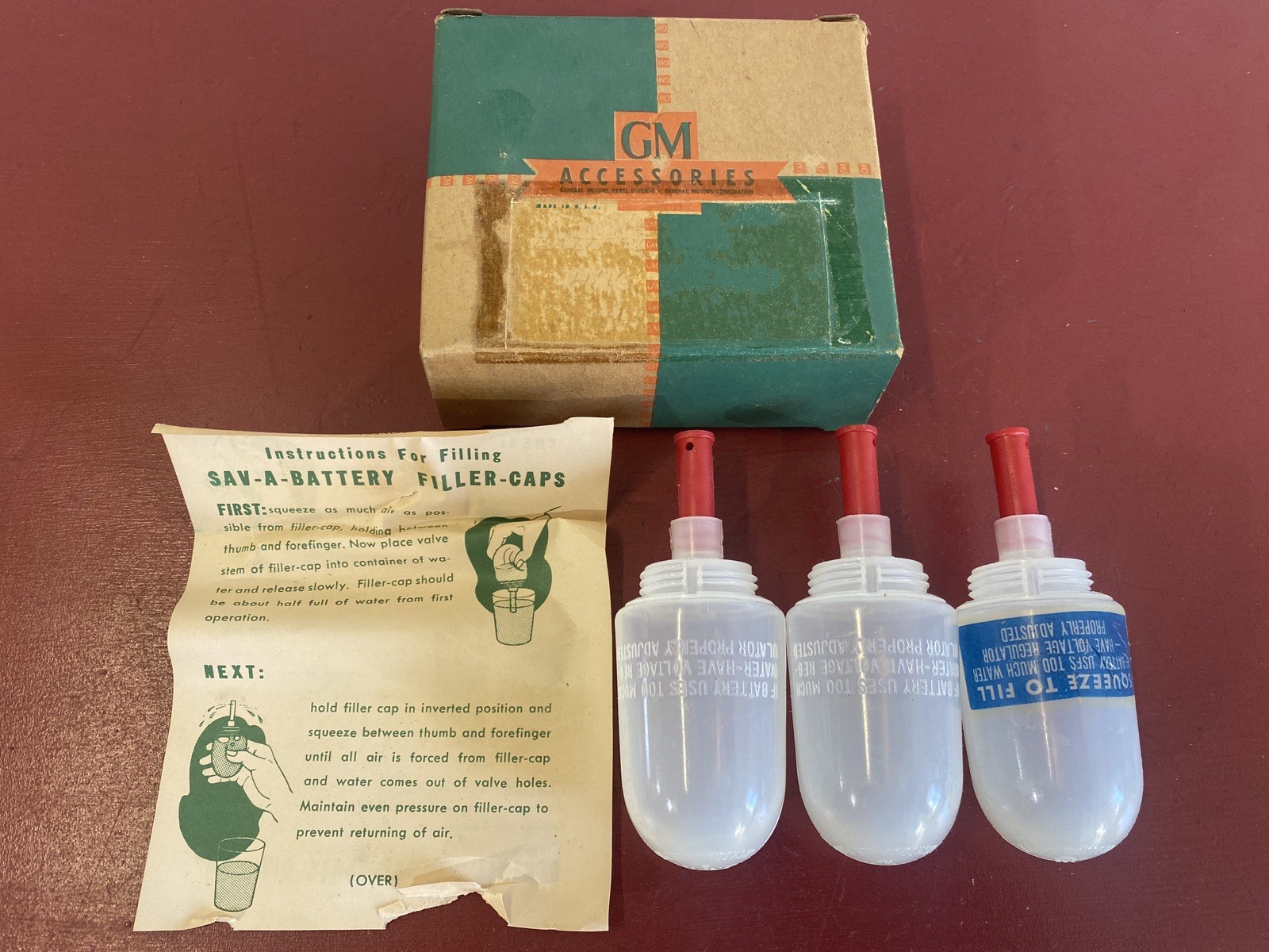 1952 1953 1954 CHEVROLET ACCESSORY SAV-A-BATTERY AUTO FILLER CAP SET 986781 NOS