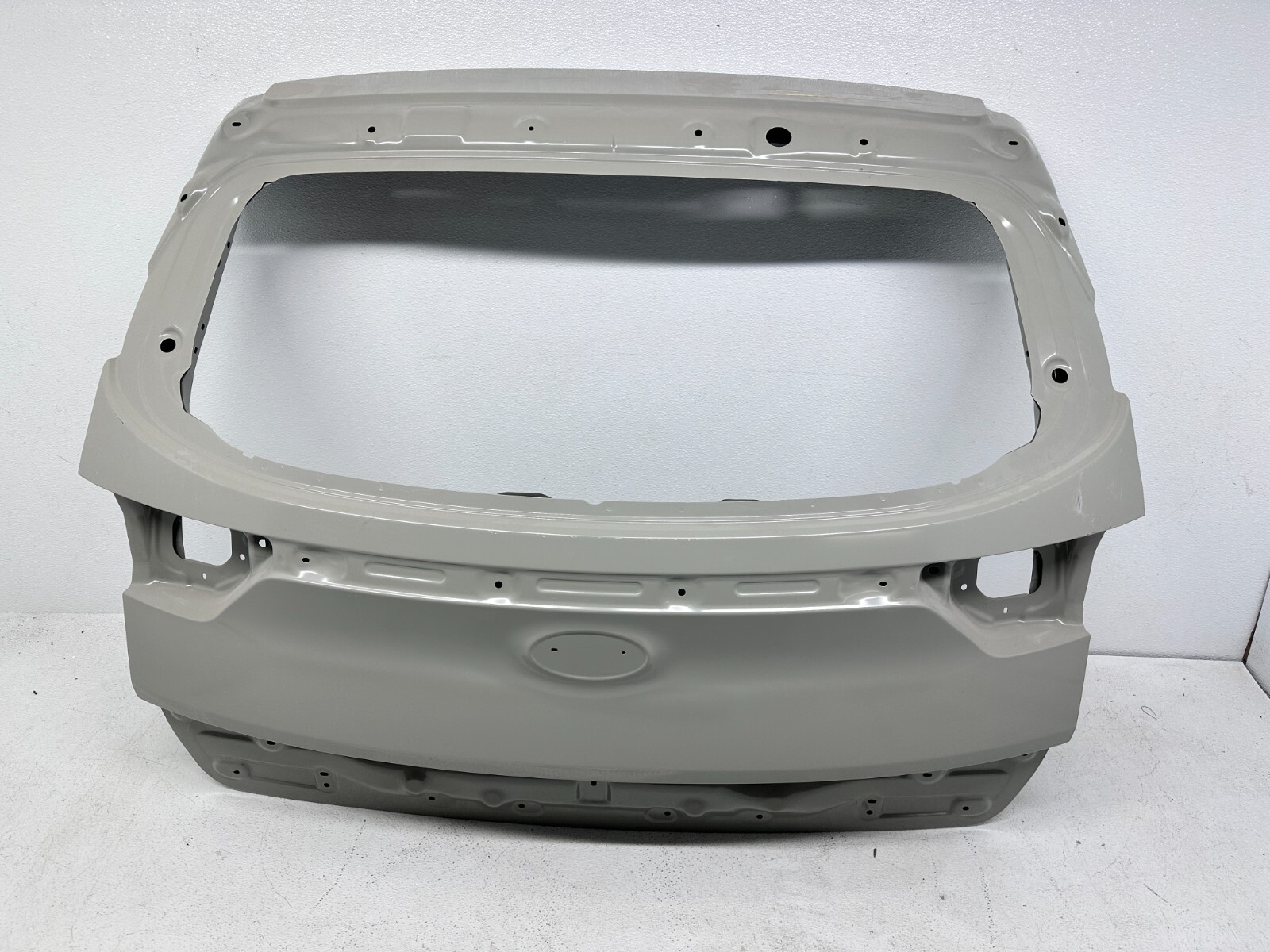 New Genuinw Trunk/Hatch/Tailgate Manual Liftgate Rear 17-22 KIA SPORTAGE LX OEM New Genuinw Trunk/Hatch/Tailgate Manual Liftgate Rear 17-22 KIA SPORTAGE LX OEM