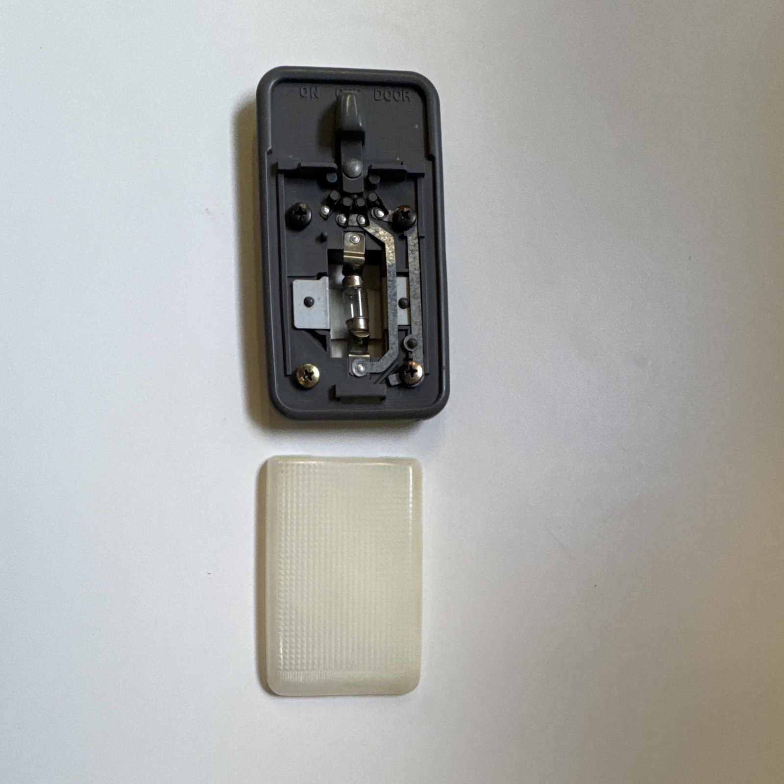 1990-1995 Toyota 4Runner Cabin Light 1990-1995 Toyota 4Runner Cabin Light