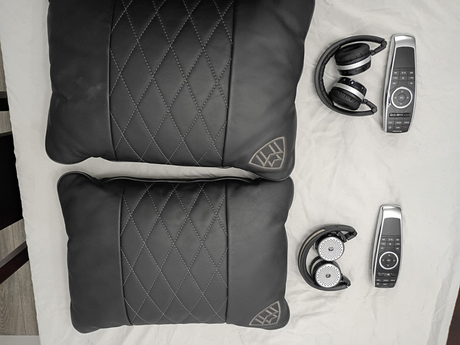 2014-2018 MERCEDES HEADPHONES/DVD REMOTE CONTROL & PILLOWS BUNDLE 2014-2018 MERCEDES HEADPHONES/DVD REMOTE CONTROL & PILLOWS BUNDLE