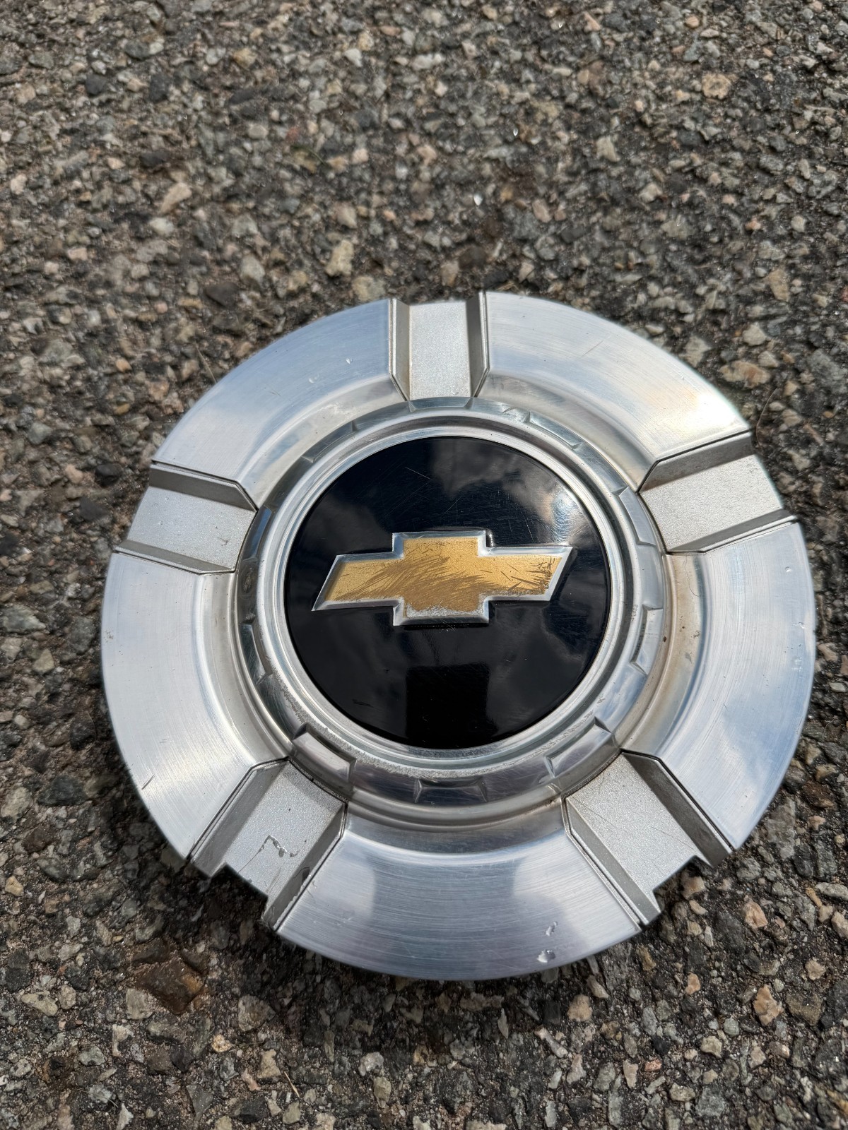 One Factory Chevy Suburban Tahoe Avalanche Pickup center cap hubcap 9596343 One Factory Chevy Suburban Tahoe Avalanche Pickup center cap hubcap 9596343