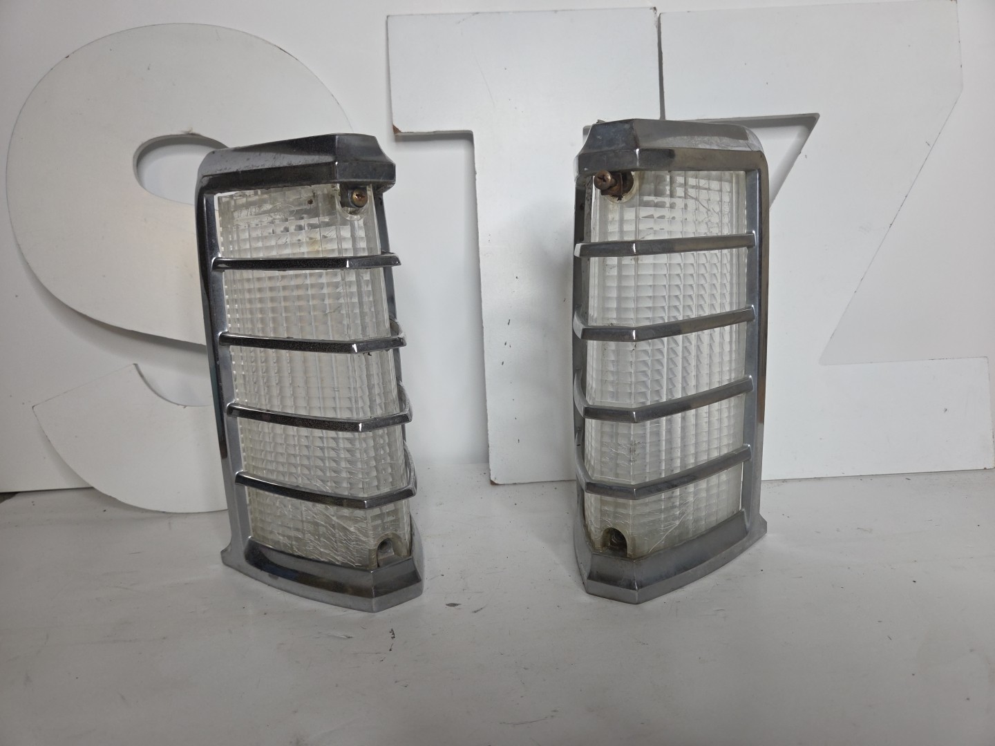 1974-1978 TOWN CAR CONTINENTAL FACTORY OEM PASSENGER TURN SIGNAL LENS BEZEL 1974-1978 TOWN CAR CONTINENTAL FACTORY OEM PASSENGER TURN SIGNAL LENS BEZEL