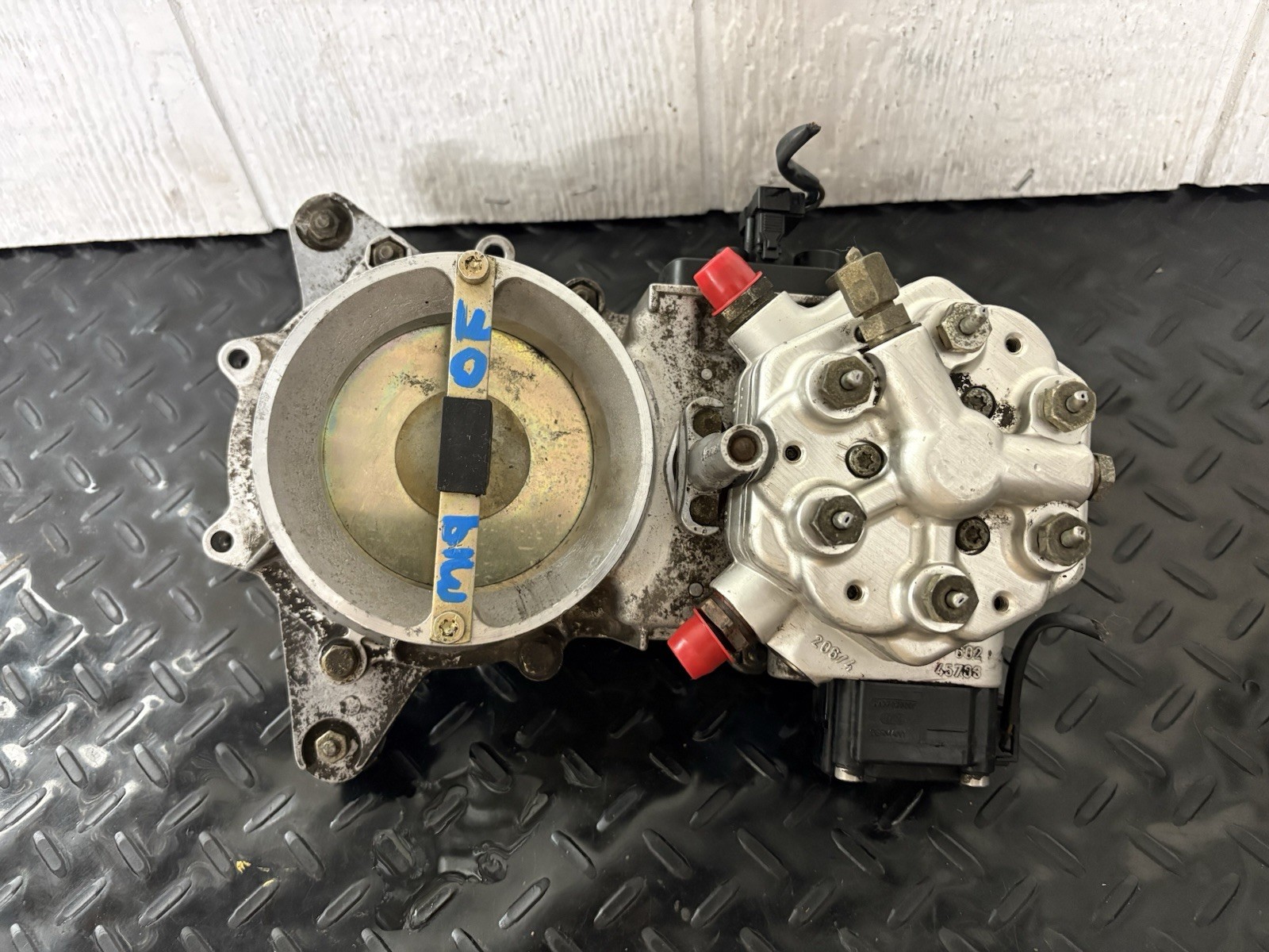 OEM 1986-1993 Mercedes-Benz W124 W126 W201 Fuel Distributor Assembly 0438101012 OEM 1986-1993 Mercedes-Benz W124 W126 W201 Fuel Distributor Assembly 0438101012