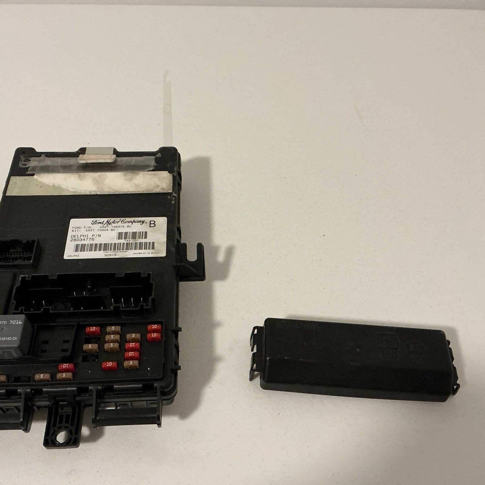 05-06 Ford Mustang Inside Fuse Relay Box Body Control Module BCM 5R3T-14B476-BD