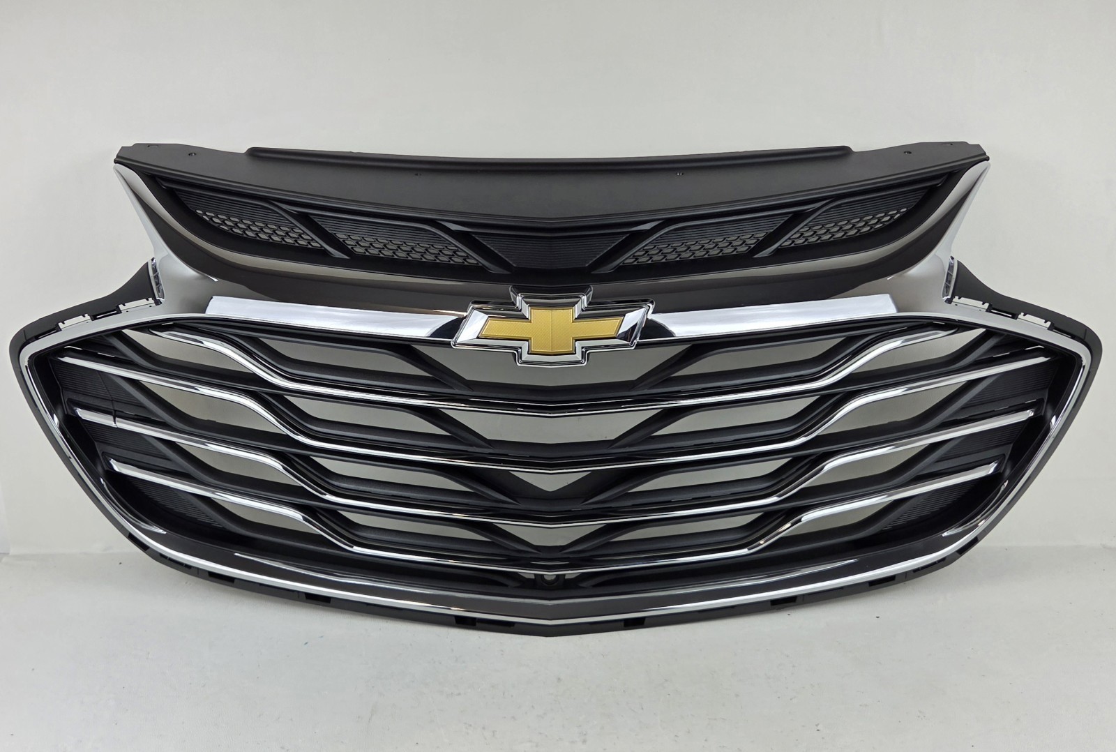 BRAND NEW OEM 2016-2019 Chevrolet Cruze Front Grille CHROME 42679306 BRAND NEW OEM 2016-2019 Chevrolet Cruze Front Grille CHROME 42679306