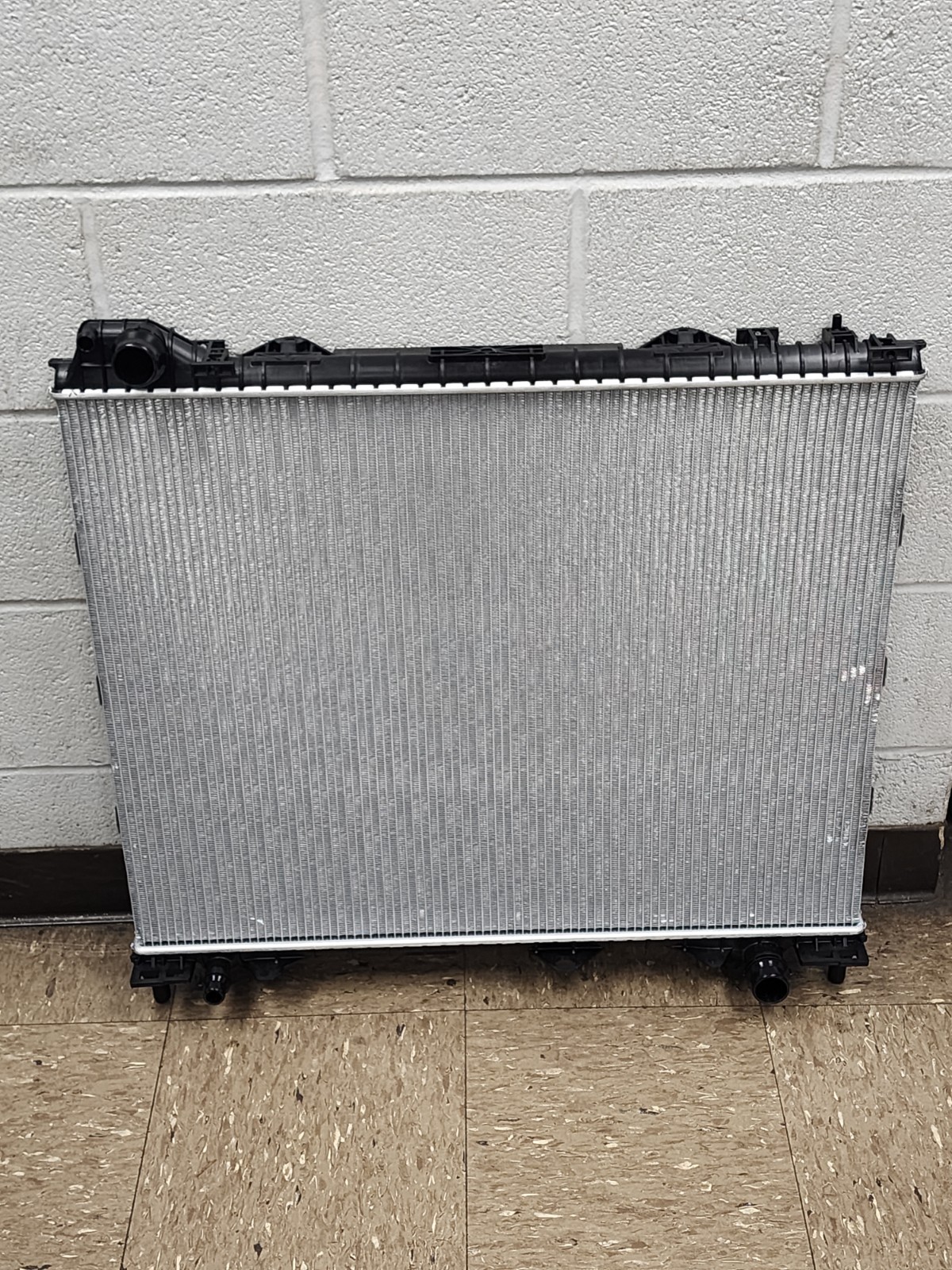 Genuine 2020-2025 Land Rover Defender Radiator LR162128 3.0 ,4.4Engine BRAND NEW Genuine 2020-2025 Land Rover Defender Radiator LR162128 3.0 ,4.4Engine BRAND NEW