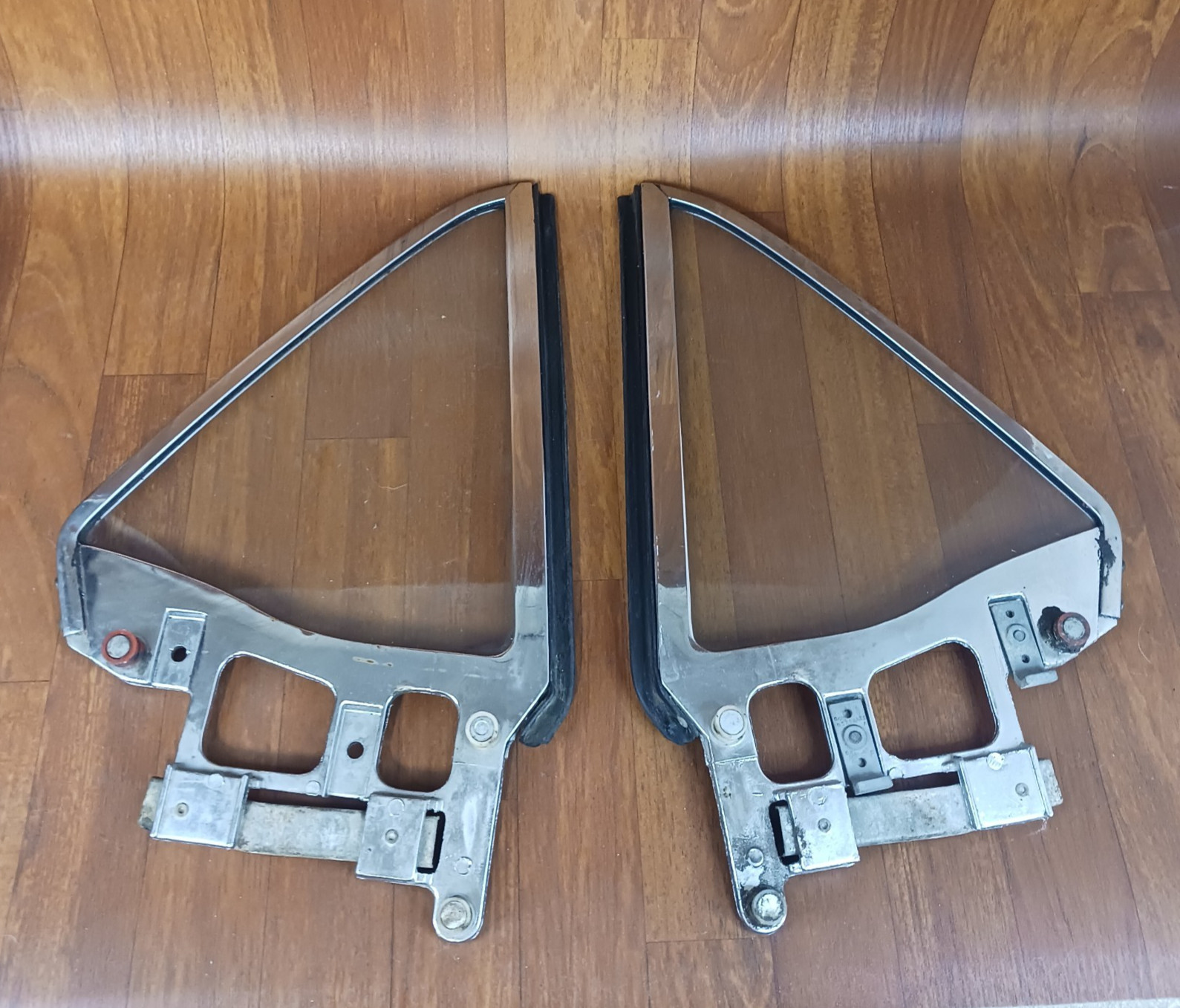 Vintage 1964-1966 Ford Mustang OEM Rear Quarter Glass Windows PAIR LH & RH Vintage 1964-1966 Ford Mustang OEM Rear Quarter Glass Windows PAIR LH & RH