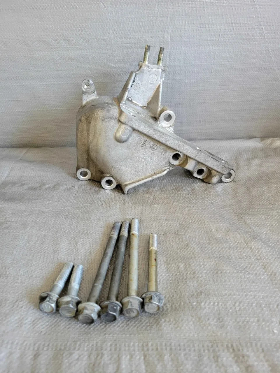2007-2018 Toyota Lexus 3.5L Front Right Engine Mounting Bracket OEM