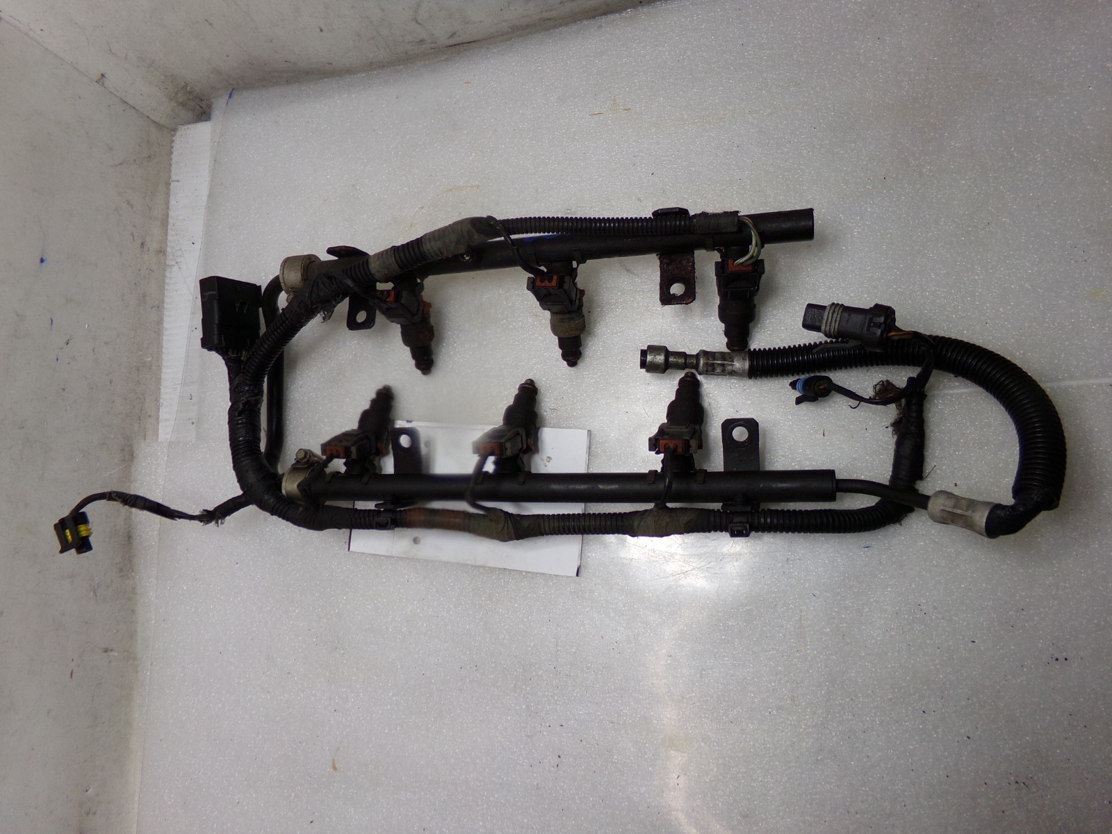 1994-2000 Dodge Caravan  TOWN COUNTRY 3.3L & 3.8L Fuel Injector Rail OEM