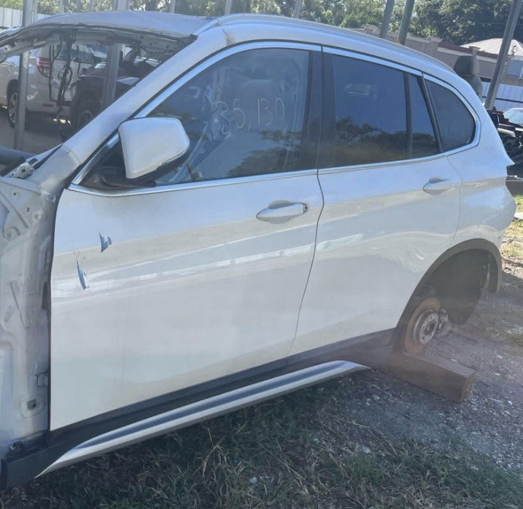2016-2020 BMW X1 FRONT DRIVER SIDE DOOR WHITE OEM 2016-2020 BMW X1 FRONT DRIVER SIDE DOOR WHITE OEM