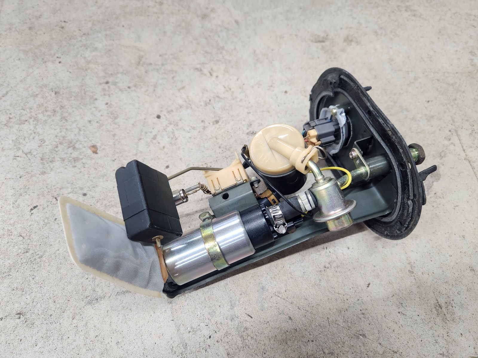 Toyota RAV4 96 97 98 99 00 OEM Fuel Pump Regulator Sender Sending Unit Assembly