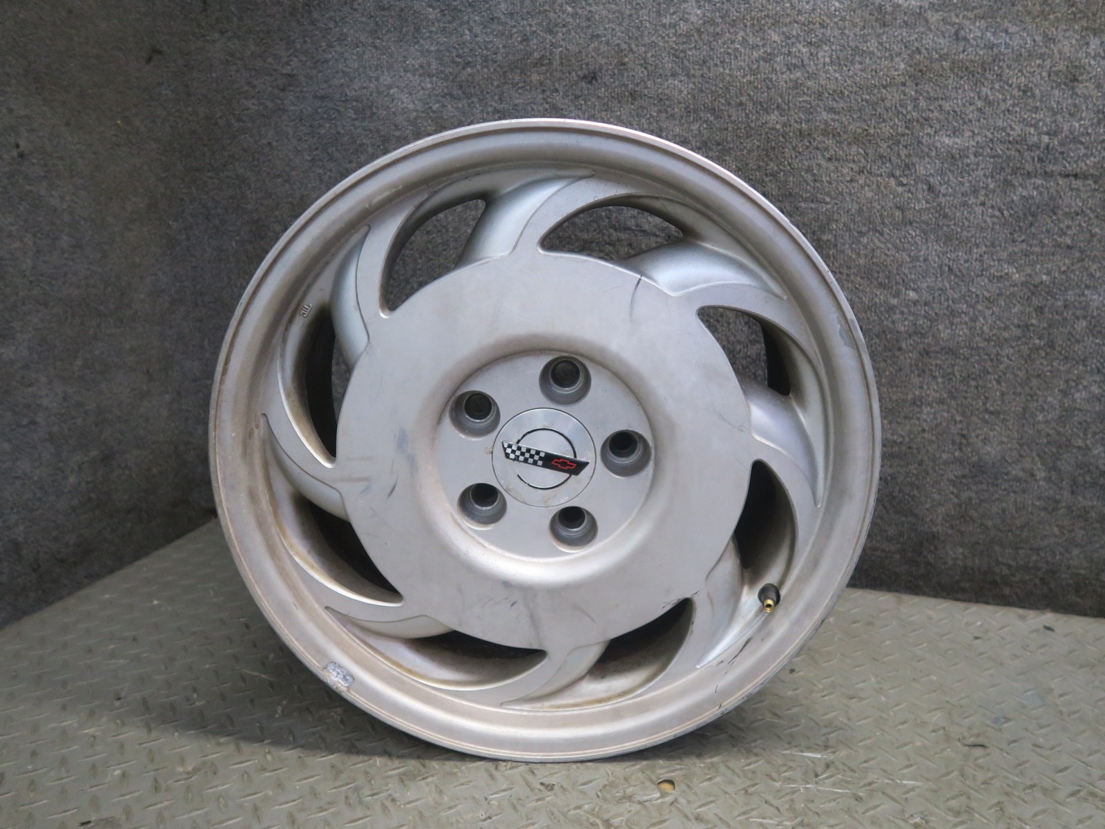 93-96 CHEVROLET CORVETTE C4 REAR LEFT WHEEL R17