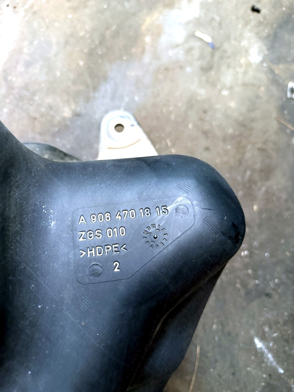 Mercedes-Benz Sprinter NCV3 DEF AdBlue Tank Assembly A9064701815 OEM Mercedes-Benz Sprinter NCV3 DEF AdBlue Tank Assembly A9064701815 OEM