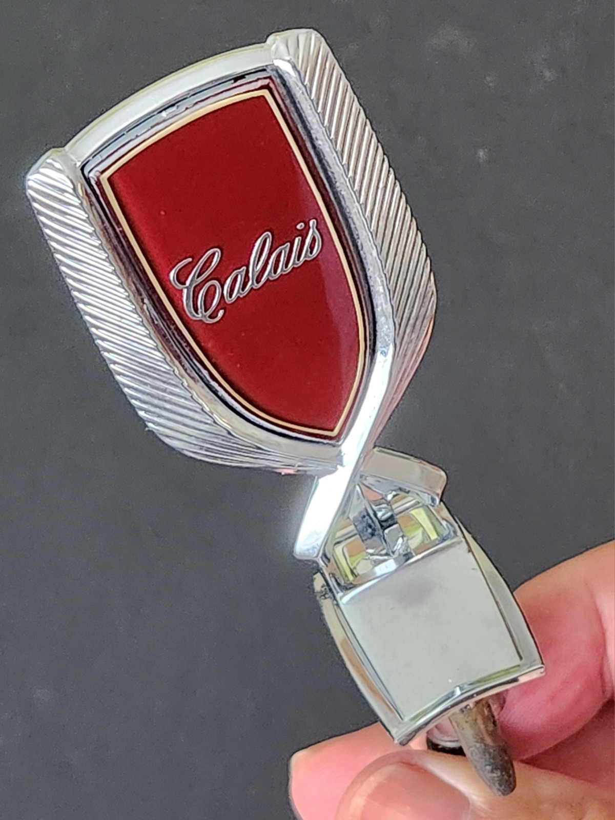 NEW OLD STOCK VINTAGE GENUINE OEM OLDSMOBILE CALAIS HOOD ORNAMENT FLAWLESS NEW OLD STOCK VINTAGE GENUINE OEM OLDSMOBILE CALAIS HOOD ORNAMENT FLAWLESS
