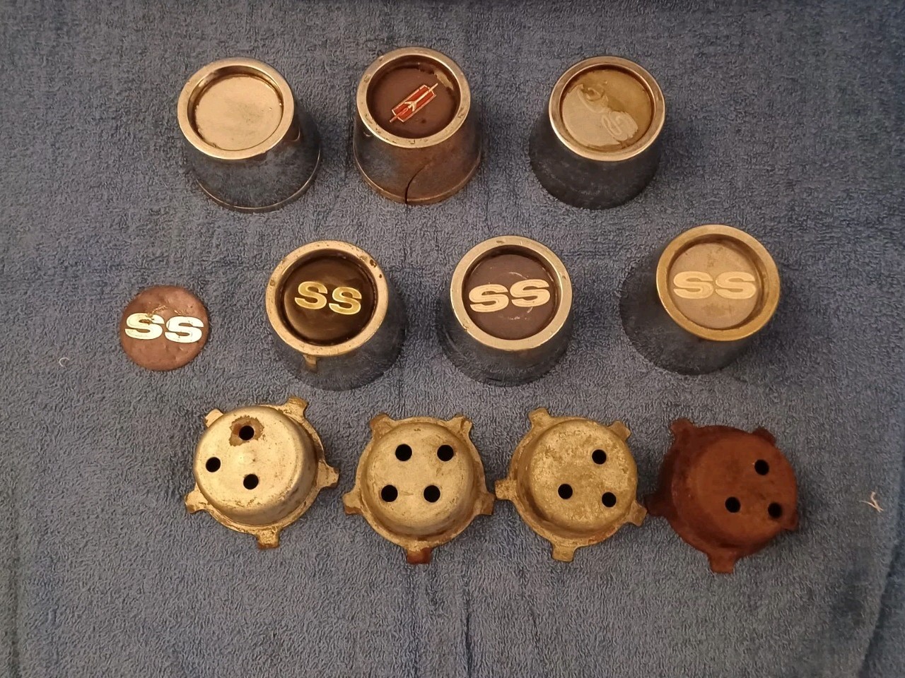 1969-70 Camaro Chevelle Nova SS Rally Wheel Center Caps Lot Used * 1969-70 Camaro Chevelle Nova SS Rally Wheel Center Caps Lot Used *
