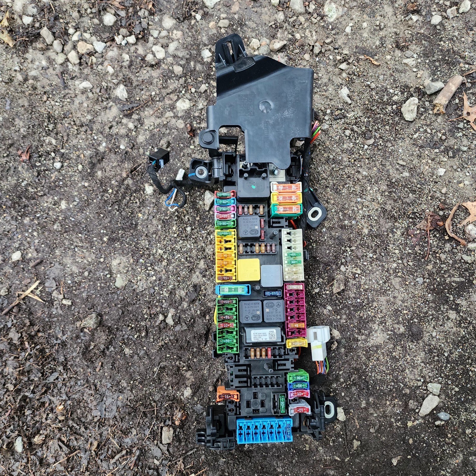 2017-2019 Infiniti QX30 Front Relay/Fuse Box Junction/SAM module, USED, OEM 2017-2019 Infiniti QX30 Front Relay/Fuse Box Junction/SAM module, USED, OEM