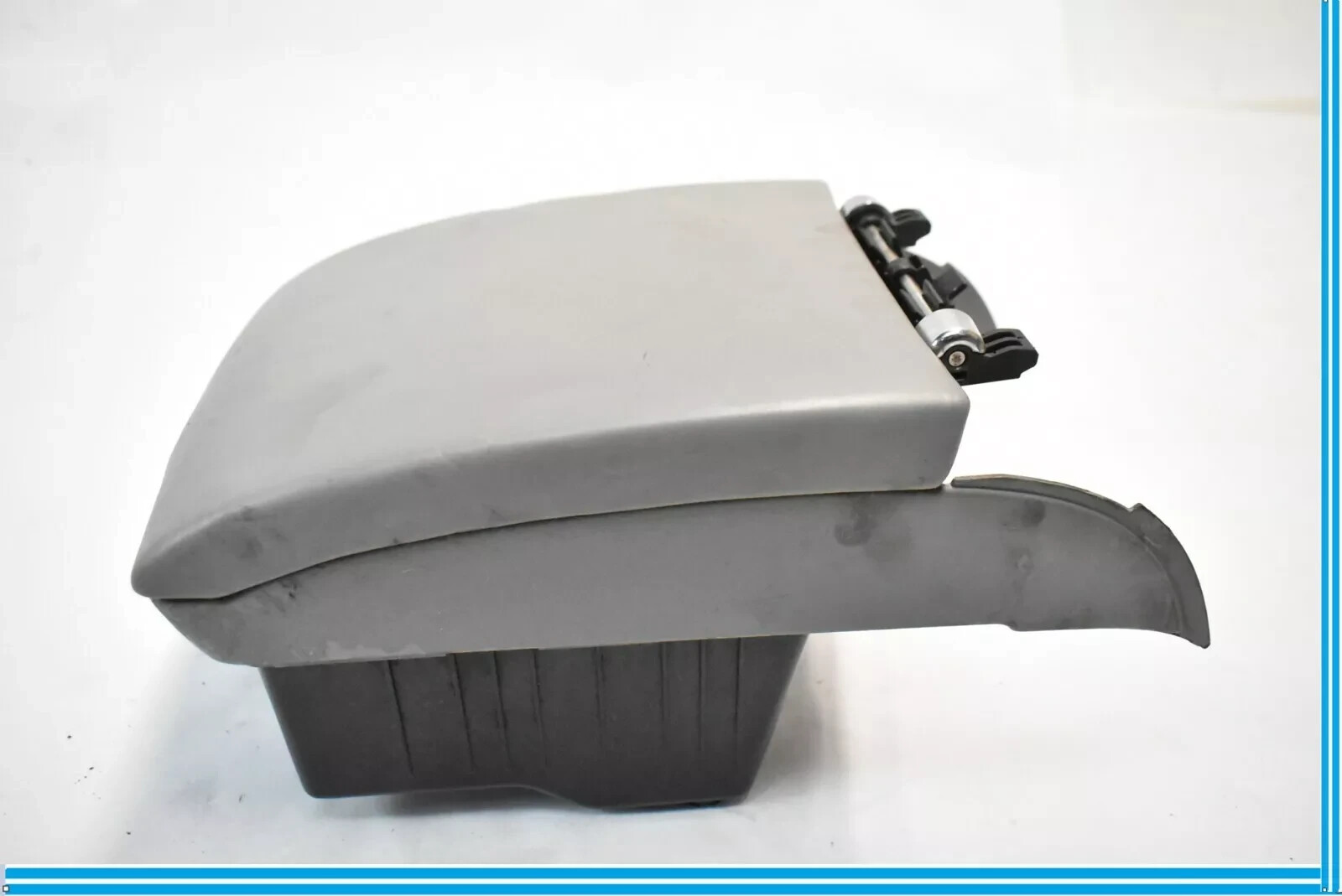04-06 Volkswagen Phaeton Center Console Armrest Arm 3D0864101AG OEM