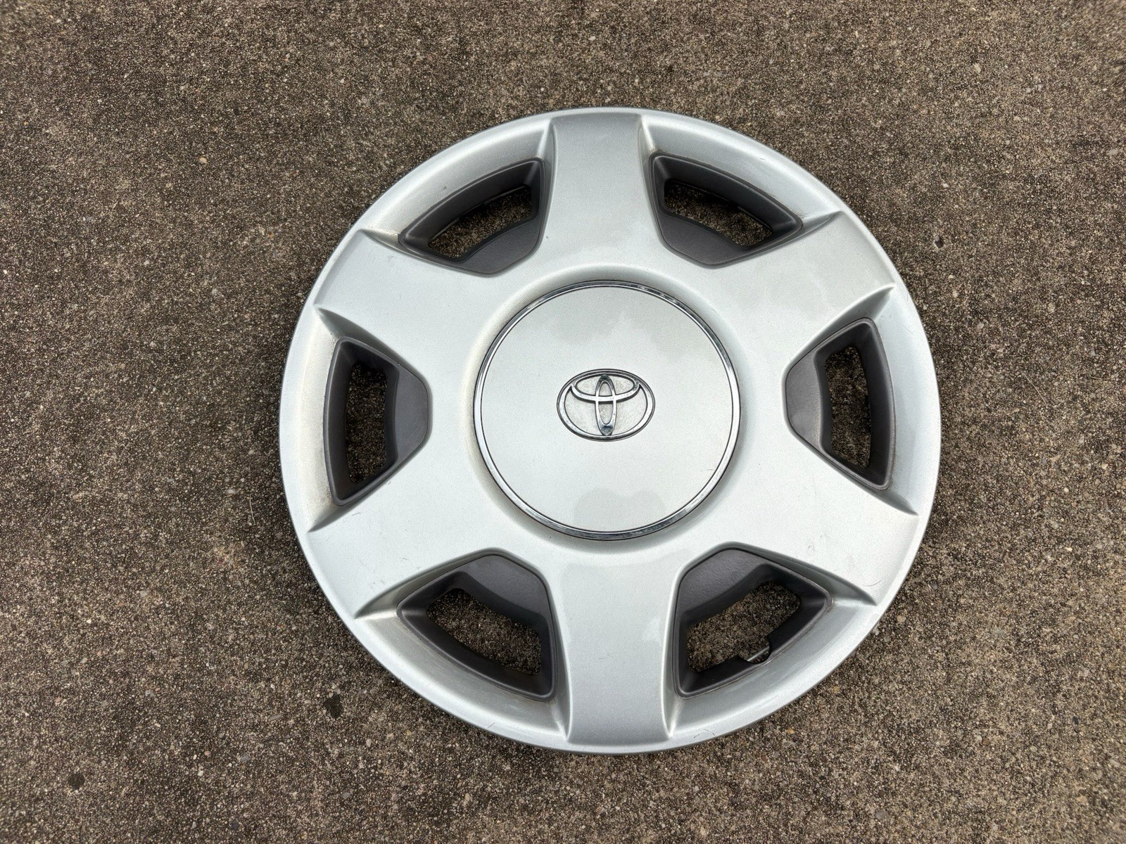 (1) 1992-1996 Toyota Camry Hubcap 42621-06030-D, One Hubcap, OEM, Good Condition