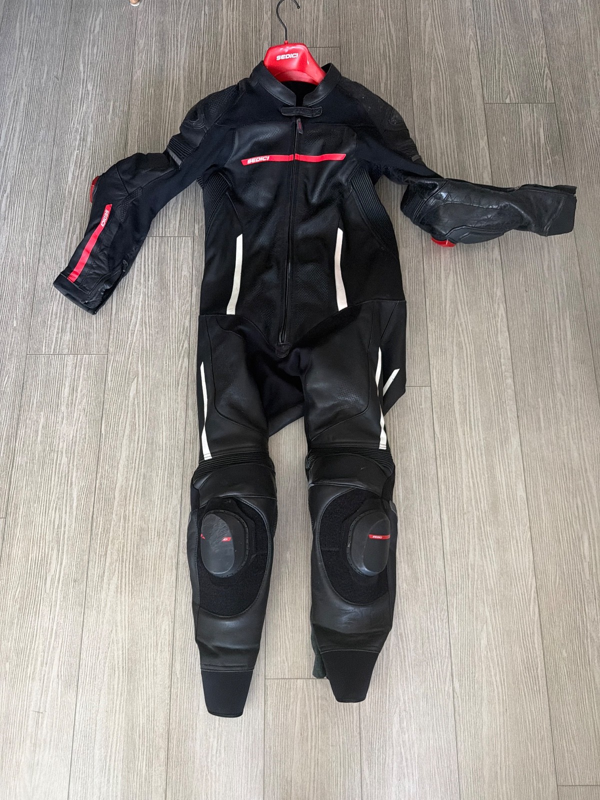 Sedici Corsa One-Piece 1 Piece Leather Race Suit Size 52 Lightly Used Sedici Corsa One-Piece 1 Piece Leather Race Suit Size 52 Lightly Used
