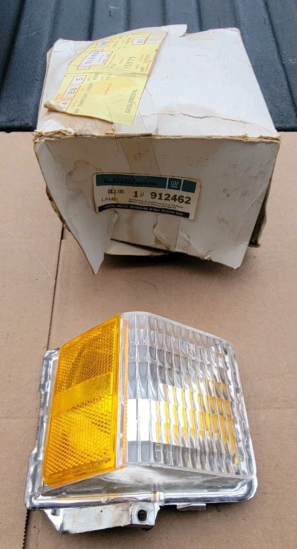 1975-1976 Pontiac NOS Right Hand Parking Lamp Assembly GM # 912462 Grandville 1975-1976 Pontiac NOS Right Hand Parking Lamp Assembly GM # 912462 Grandville