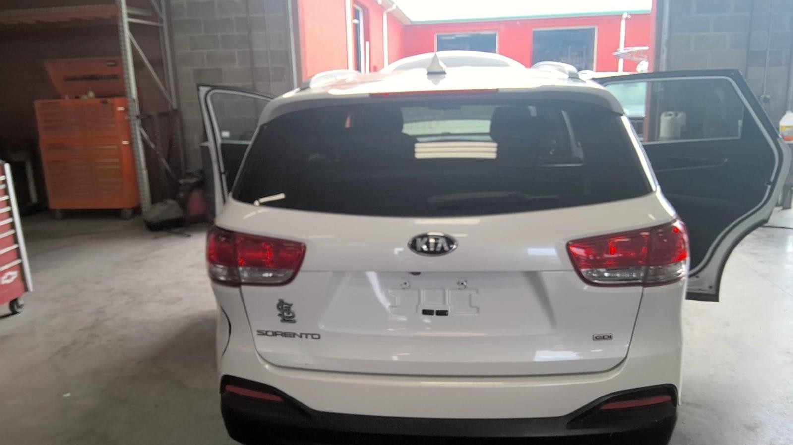 Used Deck Lid fits: 2016 Kia Sorento manual lift w/rear view camera Grade B