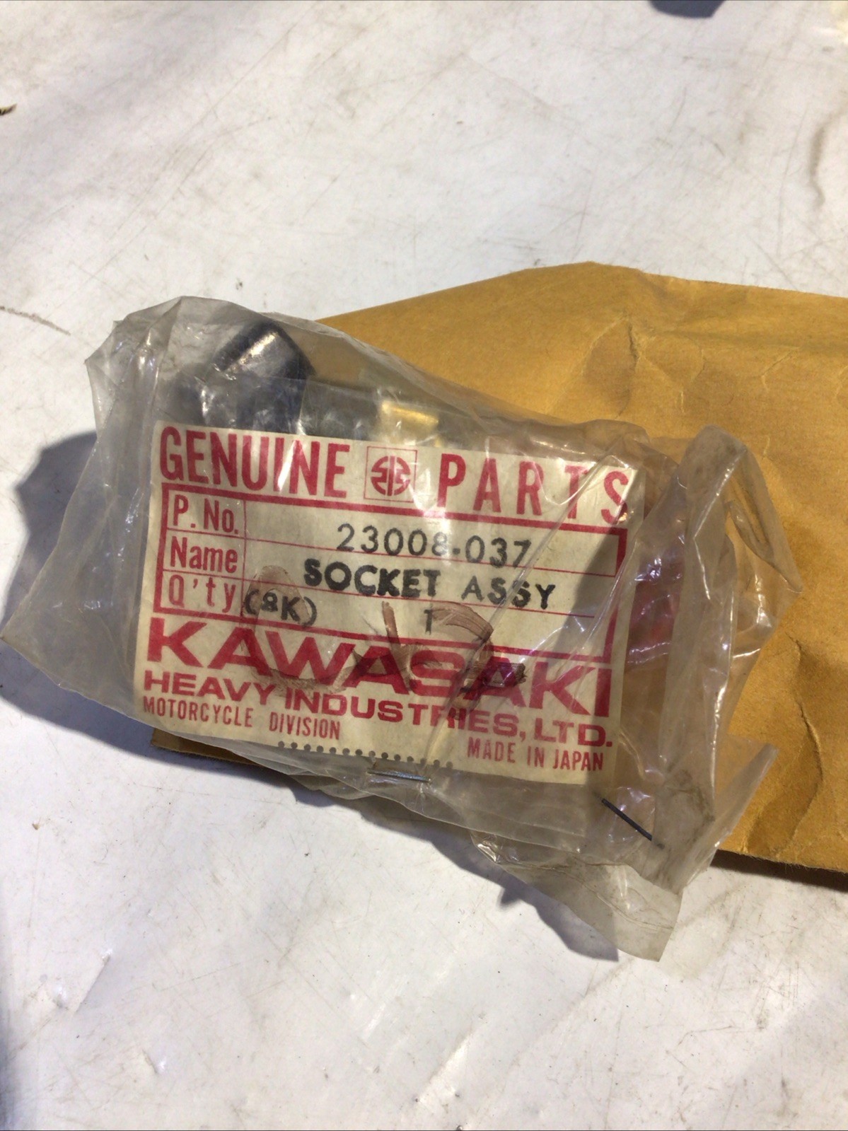 NOS Kawasaki 1973-80 KH500/Z1/KZ1000 OEM Headlight Socket 23008-037 NOS Kawasaki 1973-80 KH500/Z1/KZ1000 OEM Headlight Socket 23008-037