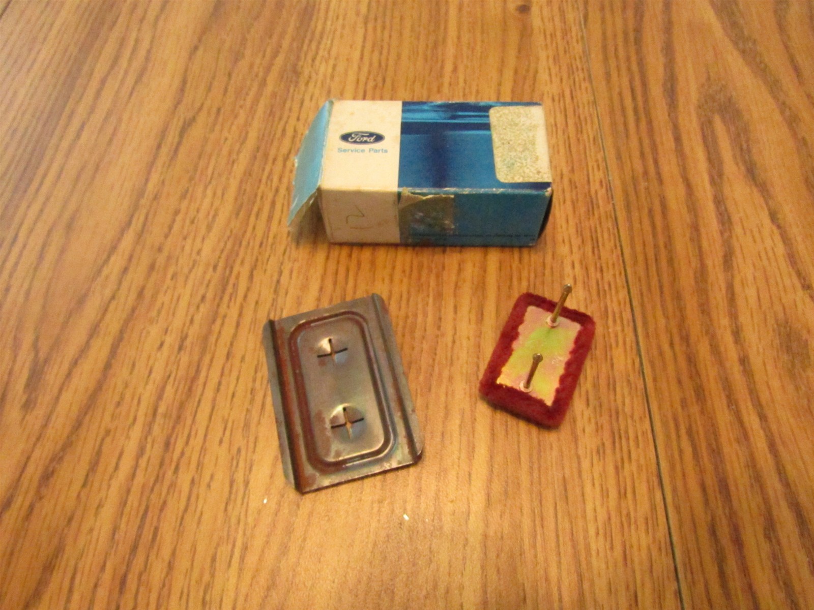 NOS 1974 - 1978 LINCOLN TOWN CAR CONTINENTAL SEAT BELT UPHOLSTERY BUTTON KIT NOS 1974 - 1978 LINCOLN TOWN CAR CONTINENTAL SEAT BELT UPHOLSTERY BUTTON KIT