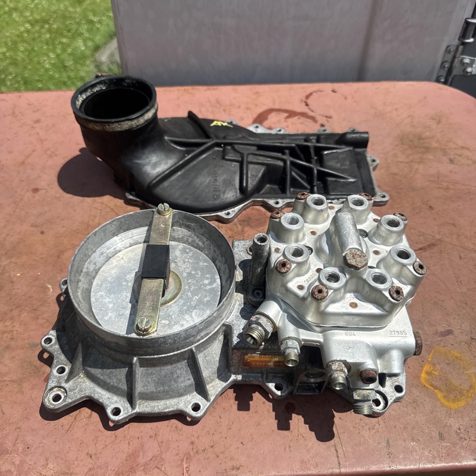 Mercedes 107 126 380SL 380SE 380SEC 380SLC 500 Fuel Distributor Bosch 0438100088 Mercedes 107 126 380SL 380SE 380SEC 380SLC 500 Fuel Distributor Bosch 0438100088