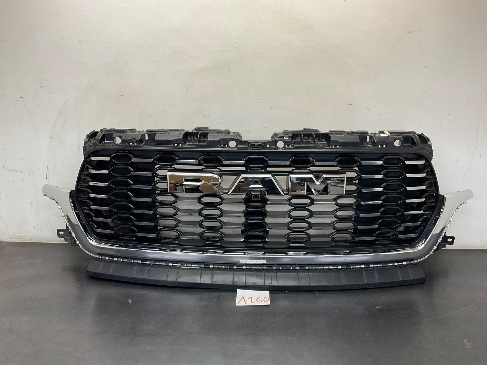 *DAMAGE* 2025 2026 DODGE RAM 1500 FRONT UPPER GRILLE/GRILL W/CAMERA HOLE OEM