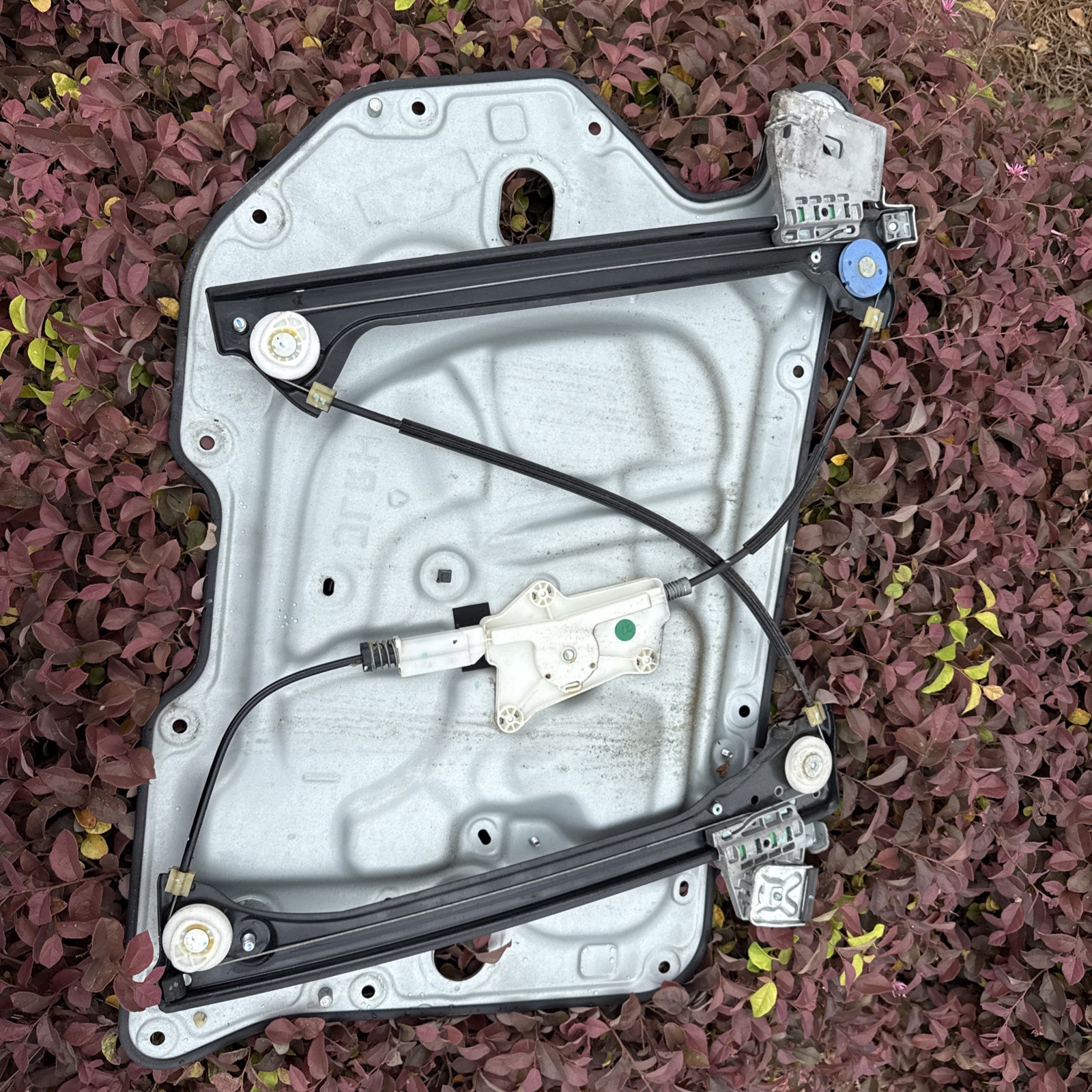 08-13 Infiniti G37 Q60 Coupe Passenger Right Side Window Regulator W/ Motor OEM 08-13 Infiniti G37 Q60 Coupe Passenger Right Side Window Regulator W/ Motor OEM