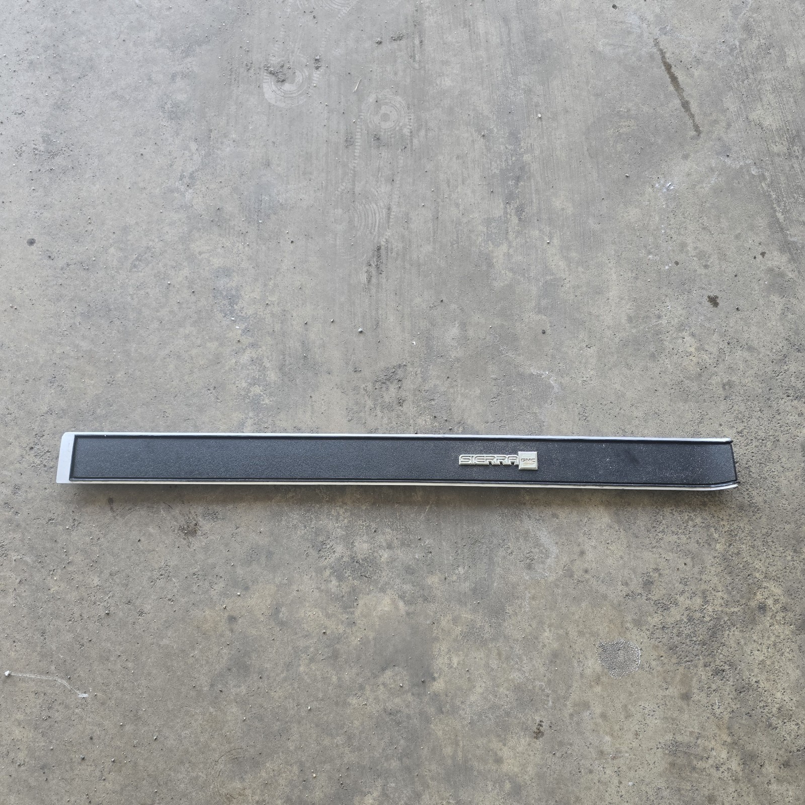 81-87 SIERRA C10 SILVERADO BLAZER CUSTOM DELUXE DASH BEZEL TRIM STRIP 81-87 SIERRA C10 SILVERADO BLAZER CUSTOM DELUXE DASH BEZEL TRIM STRIP